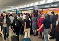 レーバーデー連休を前に、混み合う米バージニア州のダﾚス国際空港（2024年8月30日撮影）。(c)Daniel SLIM / AFP