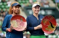 女子テニス、東レ・パンパシフィック・オープン、シングルス決勝。表彰式に臨む大坂なおみ（左）とカロリーネ・ボズニアツキ（2016年9月25日撮影）。(c)AFP/TORU YAMANAKA