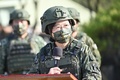 台湾・桃園の基地での予備役兵士の軍事訓練を視察した際に演説する蔡英文総統（2022年3月12日撮影、資料写真）。(c)Sam Yeh / AFP