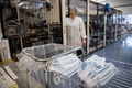 新型ウイルスの影響で注文が殺到しているという、フランス西部のマスク生産工場の様子（2020年2月1日撮影、資料写真）。(c)Loic VENANCE / AFP