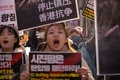 韓国・ソウルの明洞でデモ行進を行い、香港の民主派デモへの連帯を示す学生たち（2019年11月19日撮影）。(c)Ed JONES / AFP