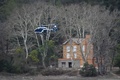 フランス南部サントロペの北西約50キロにあるカルセス湖付近で、事故の現場近に到着したヘリコプター（2018年2月2日撮影）。(c)AFP PHOTO / Anne-Christine POUJOULAT