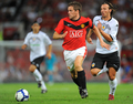 サッカー親善試合、マンチェスター・ユナイテッド（%%Manchester United%%）対バレンシア（%%Valencia CF%%）。試合はマンチェスター・ユナイテッドが2-0で勝利した。写真はアレクシス・ルアノ（%%Alexis Ruano%%）を振り切るマンチェスター・ユナイテッドのマイケル・オーウェン（%%Michael Owen%%、中央）。（2009年8月5日撮影）(c)AFP/ANDREW YATES