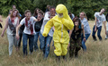 英ロンドン（London）中心部の公園ハイドパーク（Hyde Park）で18日、「対ゾンビ避難訓練（Zombie Evacuation Training Day）」が実施された。10月に英国各地で開催される「ゾンビ避難レース（Zombie Evacuation Race）」へ向けた準備イベントで、参加者たちは襲い来るゾンビから逃げるためのさまざまな厳しい「特訓」を受けた。

写真は、ゾンビから走って逃げる訓練に励む参加者（2013年8月18日撮影）。(c)AFP/WILL OLIVER
