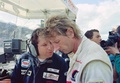 プジョーからルマン24時間耐久レースに参戦したジャンピエール・ジャブイーユ（右、1991年6月22日撮影）。(c)STAFF / AFP