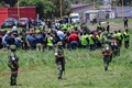 メキシコ中部トゥルテペックの花火倉庫で起きた爆発の現場を警備する兵士ら（2018年7月5日撮影）。(c)AFP PHOTO / Pedro PARDO