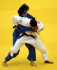 第32回世界柔道選手権（World Judo Championships 2014）、女子70キロ級決勝でユリ・アルベアル（Yuri Alvear）と対戦するヌンイラ華蓮（Karen Nun Ira、2014年8月29日撮影）。(c)AFP/VASILY MAXIMOV