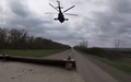 ウクライナ・ハルキウ州の道路を進むロシア軍の装甲車部隊から見たヘリコプター。ロシア国防省提供の動画より（2022年4月22日公開）。(c)AFP PHOTO / Russian Defence Ministry