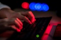 コンピューターを使う人の手（2020年7月24日撮影、資料写真）。(c)NICOLAS ASFOURI / AFP
