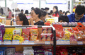 日本製の食品を買い求める来場者（2019年8月24日撮影）。(c)Xinhua News