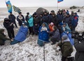 国際宇宙ステーション（ISS）からカザフスタン北部アルカルイク（Arkalyk）へ帰還した宇宙飛行士3人（2014年11月10日撮影）。(c)AFP/NASA/Bill INGALLS
