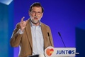 スペイン・バルセロナで演説するマリアノ・ラホイ首相（2017年11月12日撮影）。(c)AFP/Pau Barrena