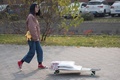 キャリーカート代わりにスケボーを使って荷物を運ぶ学生（2018年11月14日撮影）。(c)CNS/韋亮