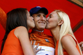 写真は、表彰台でキスの祝福を受けるエルミガー。(c)AFP/Jamie McDONALD