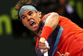 男子テニス、カタール・エクソンモービル・オープン（Qatar ExxonMobil Open 2014）シングルス2回戦。サーブを放つラファエル・ナダル（Rafael Nadal、2014年1月1日撮影）。(c)AFP/MARWAN NAAMANI