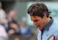 全仏オープンテニス2009（%%French Open 2009%%）男子シングルス決勝。大会第2シードのロジャー・フェデラー（%%Roger Federer%%、スイス）は、大会第23シードのロビン・ソデルリング（%%Robin Soderling%%、スウェーデン）と対戦。フェデラーは6-1、7-6、6-4で全仏初優勝を果たし、ピート・サンプラス（%%Pete Sampras%%、米国）氏の持つグランドスラム最多優勝記録（14勝）に並ぶと同時に、史上6人目の生涯グランドスラム（4大大会全制覇）を達成した。写真はポイントを奪い歓喜するロジャー・フェデラー。（2009年6月7日撮影）(c)AFP/PATRICK KOVARIK