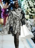 ニューヨーク市内ピエール ホテル（The Pierre Hotel）で開催された「ランバン フォー H&amp;M（Lanvin for H&amp;M）」のオートクチュール・ファッションショー（2010年11月18日撮影）。（c）AFP/Getty Images/Jamie McCarthy