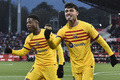 22-23スペイン1部リーグ第19節、ジローナ対FCバルセロナ。アンス・ファティ（左）とゴールを喜ぶFCバルセロナのペドリ（2023年1月28日撮影）。(c)Pau BARRENA / AFP