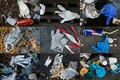 フランスの首都パリの街に捨てられたプラスチック製手袋（2020年3月29日作成）。(c)JOEL SAGET / AFP