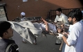 パキスタン・ペシャワル（Peshawar）北方のチャルサダ（Charsadda）地区で起きた2件の爆弾攻撃で負傷し、病院に搬送される男性（2011年5月13日撮影）。(c)AFP/HASHAM AHMED