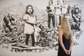 英ロンドンのラジンクギャラリーに展示されたバンクシーの作品（2018年7月11日撮影、資料写真）。(c)AFP PHOTO / Tolga AKMEN