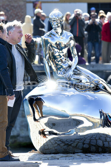 男性版「人魚像」は近未来派？ デンマーク 写真4枚 国際ニュース