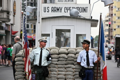 東西ベルリンの検問所跡、「米兵」との記念撮影禁止に