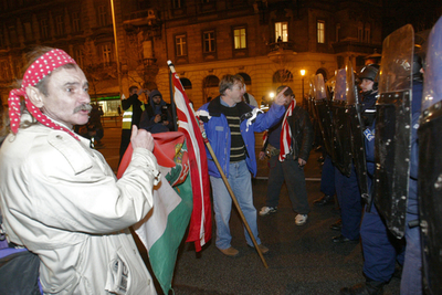 最大野党、「反民主主義」の鉄柵を撤去 - ハンガリー
