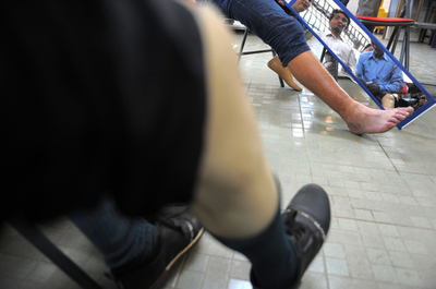 「失った脚が痛む」、四肢失った人々の苦痛を「鏡」が救う カンボジア