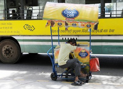 あまりの暑さにうたたね、インドのアイスクリーム屋台