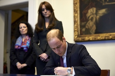 英王子夫妻、パリ襲撃事件の犠牲者追み記帳