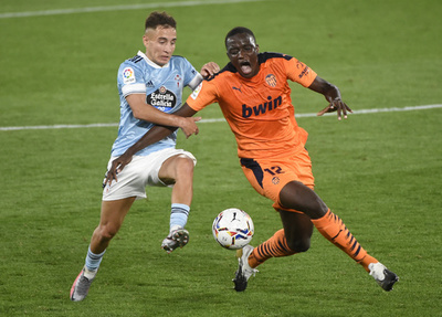 バレンシアが試合中にピッチ離れる、MFへの人種差別に抗議