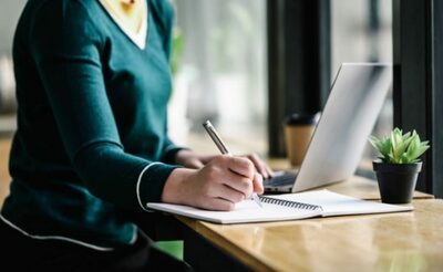 「カフェは若者の集う場所、年配の方、席をお譲りください」と言った韓国の20代女性