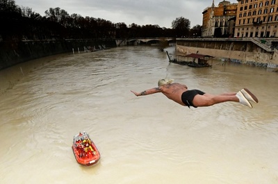新年恒例、ローマで寒中飛び込み大会