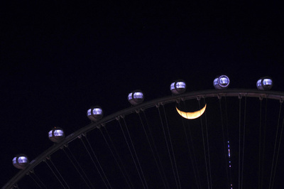 ドバイの夜空を見上げると…大きなスマイル！ 観覧車と月の共演