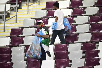 日本サポーター、金星のスペイン戦後もごみ拾い カタールW杯