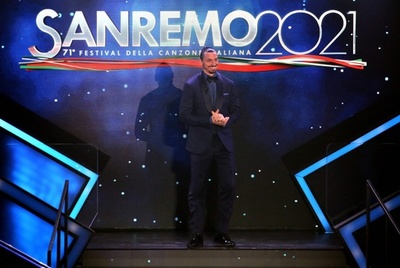 イブラが渋滞中に仰天行動、ヒッチハイクで音楽祭に向かう