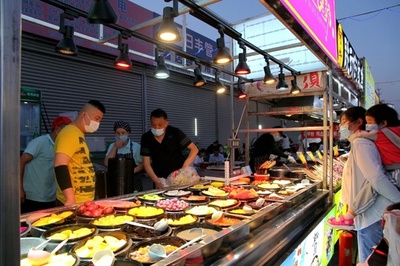 済南市の夜店に引き寄せられた民衆 中国・山東省