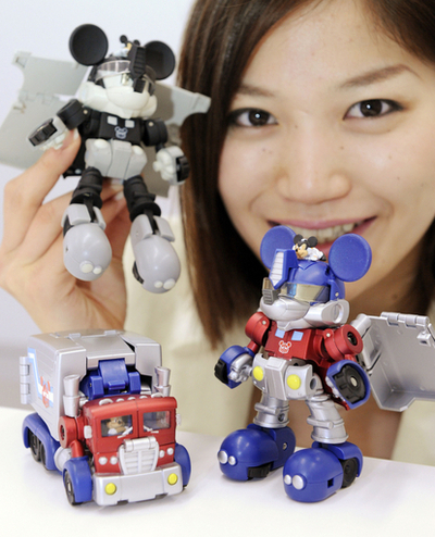タカラトミー、変形ロボット玩具にミッキー版登場