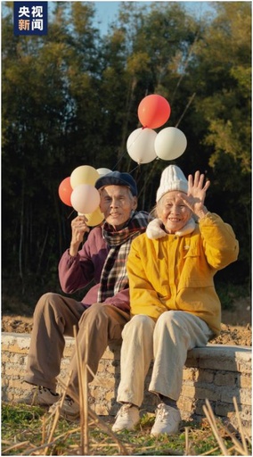 20代の孫娘、90代の祖父母のいきいきとした姿を写す