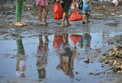 学用品の配給で被災児に笑顔、インドネシア洪水