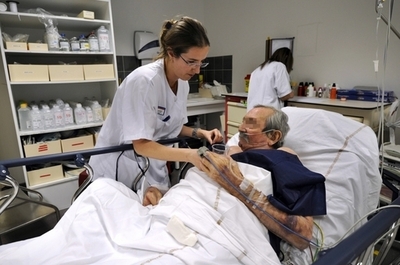 看護師を「性的対象」「おバカ」に描くオンライン動画に抗議