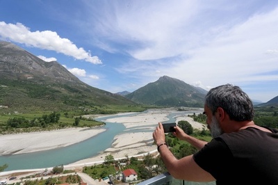 欧州最後の「野生の川」 ダム計画めぐる攻防戦 アルバニア