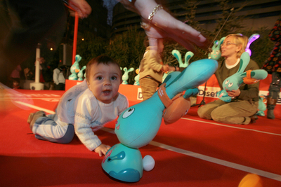 スペインで「はいはいレース」開催、し烈なベイビー・バトル