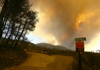 首相が非常事態宣言、ギリシャ山火事拡大で46人死亡