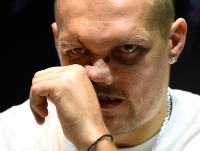 ヘビー級王者ウシクがウクライナ出国、ジョシュアとの再戦準備で