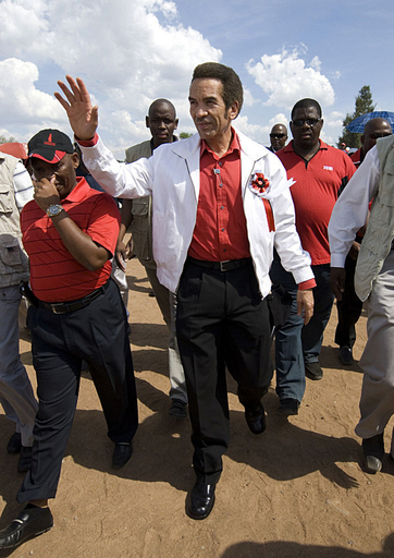 ボツワナ議会選、与党圧勝でカーマ大統領続投