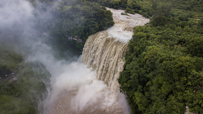 山野をほとばしる 黄果樹瀑布が今年最大水量 貴州