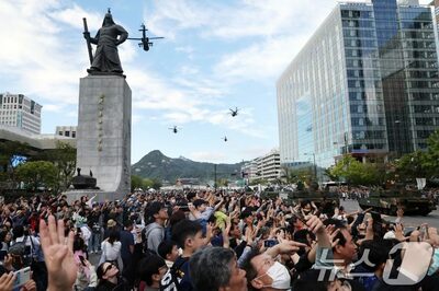 韓国「国軍の日」で軍事パレード…家族連れらが「熱狂的」観覧