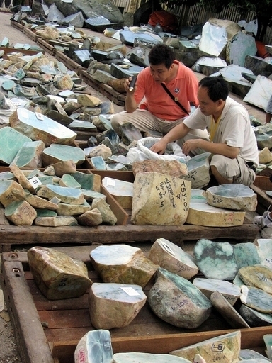 ダイヤより高価な宝石、政情不安のミャンマーで産出